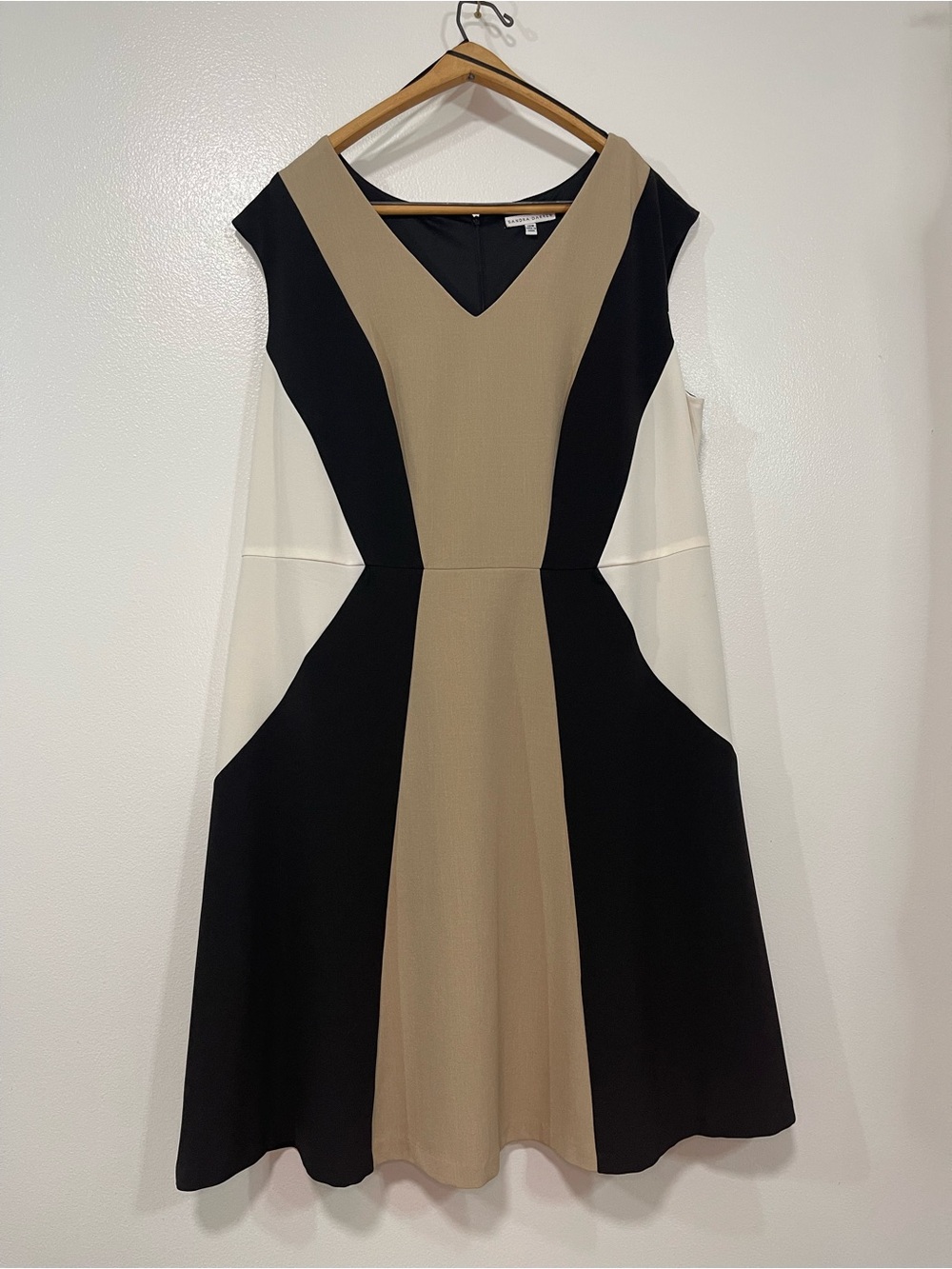 Sandra Darren Geometric Colorblock Panel Dress Size 18W Tan Black White Sheath